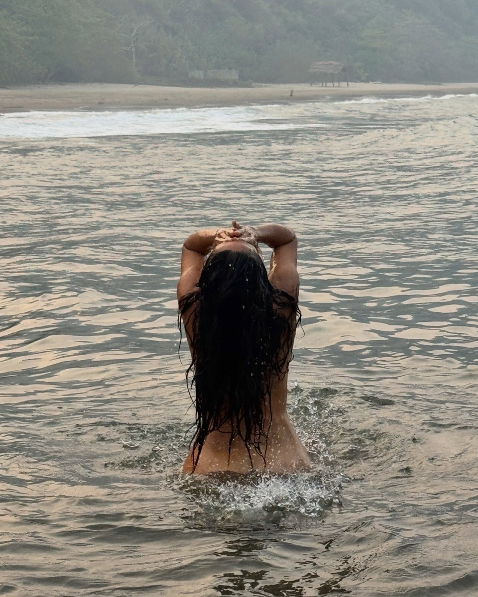 Salma Hayek 60 ocean nude via X @Complex